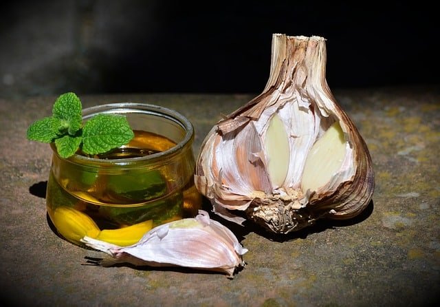 চুল পরা বন্ধে রসুনের তেল